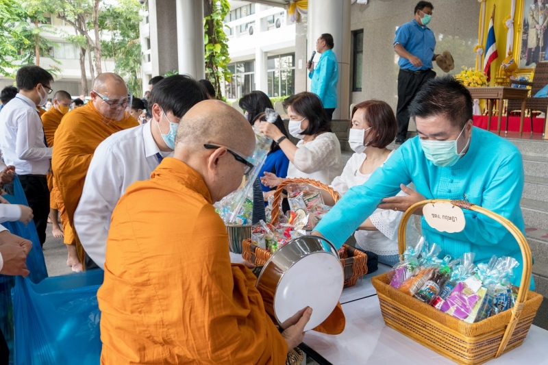 พิธีทำบุญตักบาตรข้าวสารอาหารแห้ง คณะสงฆ์จำนวน 9 รูป จากวัดเทพธิดารามวรวิหาร พระอารามหลวง เพื่อน้อมถวายเป็นพระราชกุศลและถวายพระพร