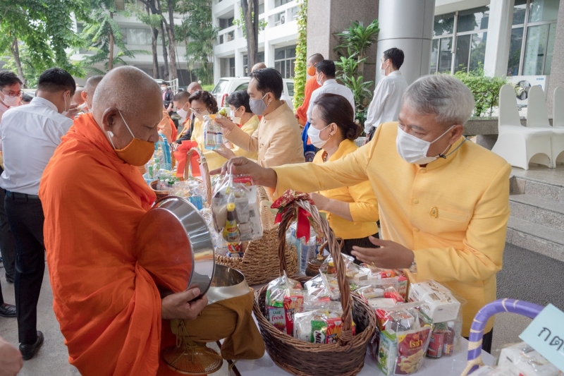 พิธีทำบุญตักบาตรข้าวสารอาหารแห้ง คณะสงฆ์จากวัดระฆังโฆสิตารามวรมหาวิหาร พระอารามหลวง เพื่อน้อมอุทิศถวายเป็นพระราชกุศลแด่พระบาทสมเ