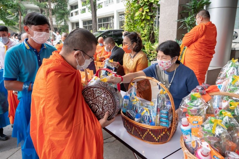 พิธีทำบุญตักบาตรข้าวสารอาหารแห้ง คณะสงฆ์จากวัดอินทรวิหาร พระอารามหลวง