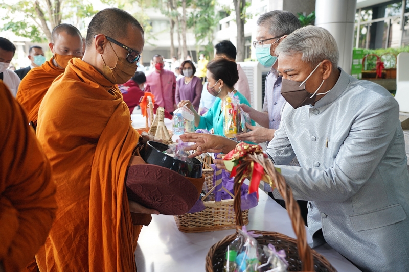 พิธีทำบุญตักบาตรข้าวสารอาหารแห้ง คณะสงฆ์จากวัดพระราม 9 กาญจนาภิเษก พระอารามหลวง
