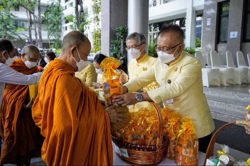พิธีทำบุญตักบาตรข้าวสารอาหารแห้ง คณะสงฆ์จากวัดราชผาติการามวรวิหาร พระอารามหลวง เนื่องในโอกาสวันเฉลิมพระชนมพรรษา 28 กรกฎาคม 2565