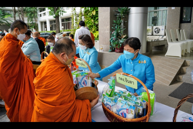 พิธีทำบุญตักบาตรข้าวสารอาหารแห้ง คณะสงฆ์จากวัดบรมนิวาสราชวรวิหาร เนื่องในโอกาสมหามงคลเฉลิมพระชนมพรรษา 90 พรรษา 12 สิงหาคม 2565 ณ