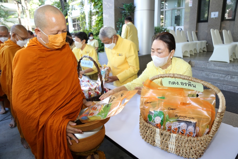 พิธีทำบุญตักบาตรข้าวสารอาหารแห้ง คณะสงฆ์จากวัดราชคฤห์วรวิหาร พระอารามหลวง เพื่อน้อมอุทิศถวายเป็นพระราชกุศลแด่ พระบาทสมเด็จพระบร