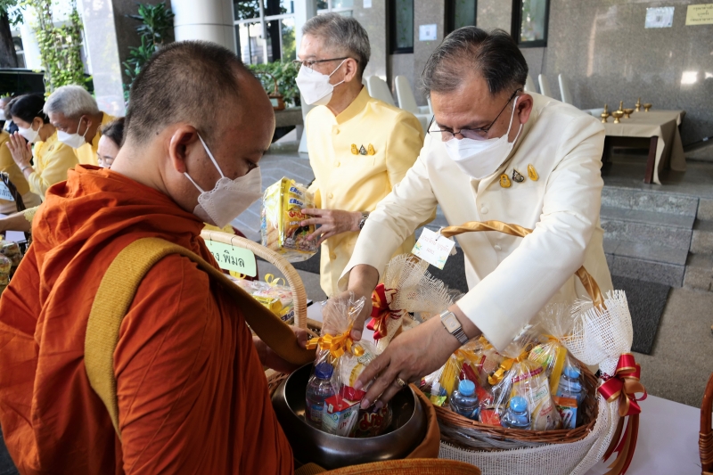 พิธีทำบุญตักบาตรข้าวสารอาหารแห้ง คณะสงฆ์จากวัดพระราม 9 กาญจนาภิเษก พระอารามหลวง