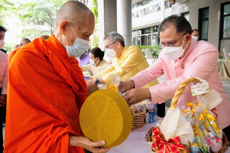 พิธีทำบุญตักบาตรข้าวสารอาหารแห้ง คณะสงฆ์จากวัดระฆังโฆสิตารามวรมหาวิหาร พระอารามหลวง เนื่องในเทศกาลขึ้นปีใหม่ พุทธศักราช 2566