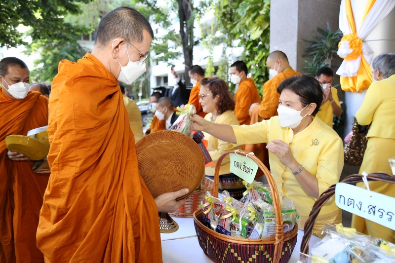 พิธีเจริญพระพุทธมนต์และทำบุญตักบาตร 