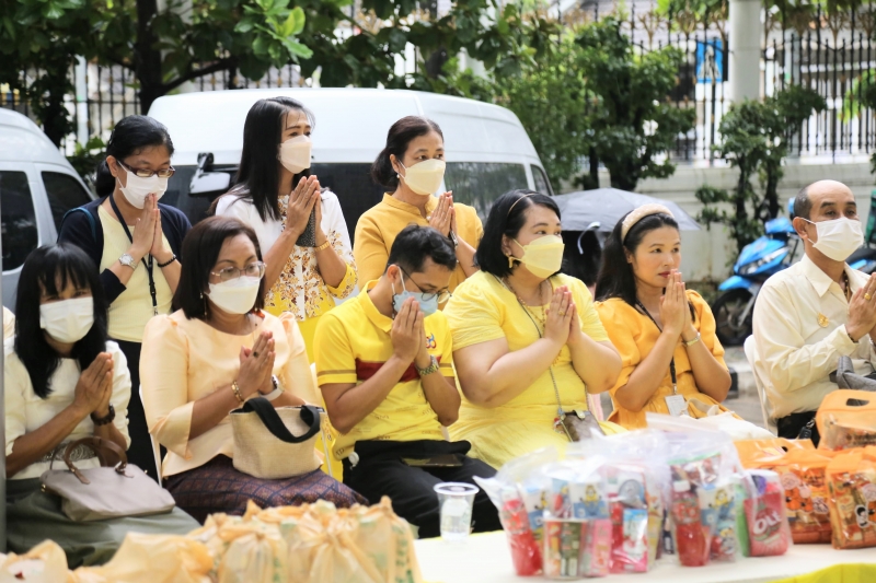 ทำบุญตักบาตร