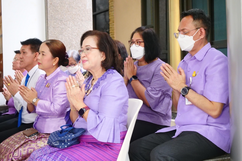 พิธีสวดพระพุทธมนต์และทำบุญตักบาตร 
