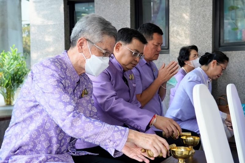 พิธีเจริญพระพุทธมนต์และทำบุญตักบาตร 