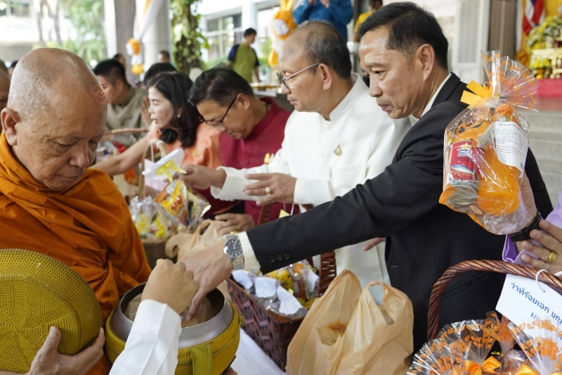 พิธีเจริญพระพุทธมนต์และทำบุญตักบาตร