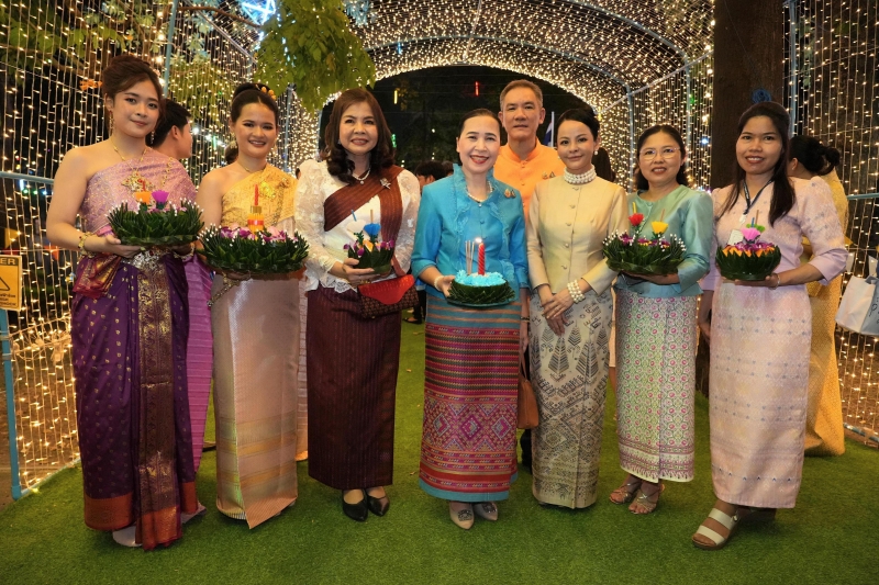 พิธีทำบุญตักบาตรข้าวสารอาหารแห้ง