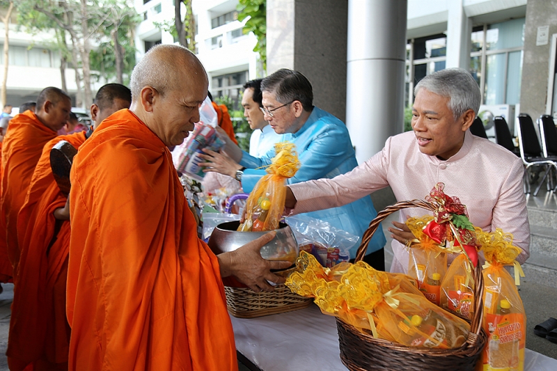 พิธีทำบุญตักบาตรข้าวสารอาหารแห้ง เดือนกุมภาพันธ์