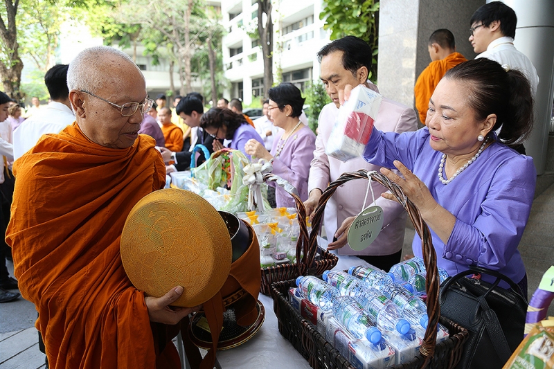 พิธีทำบุญตักบาตรข้าวสารอาหารแห้ง เดือนเมษายน 2562