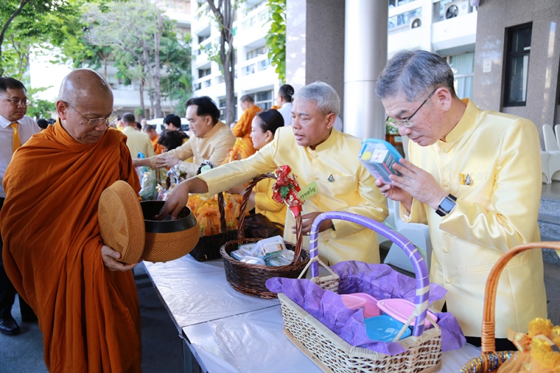 พิธีทำบุญตักบาตรข้าวสารอาหารแห้ง เดือนพฤษภาคม 2562
