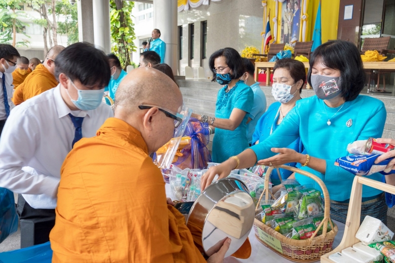 พิธีทำบุญตักบาตรข้าวสารอาหารแห้ง คณะสงฆ์จำนวน 9 รูป จากวัดเทพธิดารามวรวิหาร พระอารามหลวง เพื่อน้อมถวายเป็นพระราชกุศลและถวายพระพร