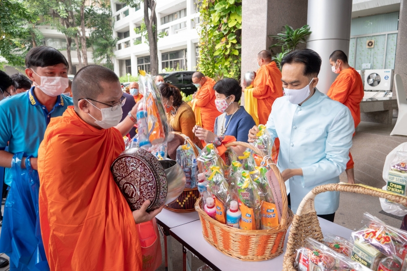 พิธีทำบุญตักบาตรข้าวสารอาหารแห้ง คณะสงฆ์จากวัดอินทรวิหาร พระอารามหลวง