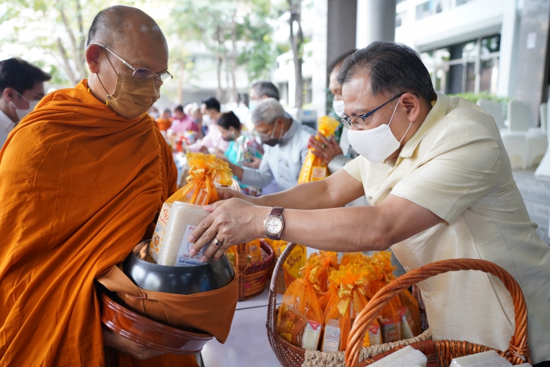 พิธีทำบุญตักบาตรข้าวสารอาหารแห้ง คณะสงฆ์จากวัดพระราม 9 กาญจนาภิเษก พระอารามหลวง