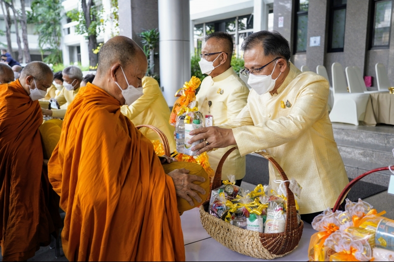 พิธีทำบุญตักบาตรข้าวสารอาหารแห้ง คณะสงฆ์จากวัดราชผาติการามวรวิหาร พระอารามหลวง เนื่องในโอกาสวันเฉลิมพระชนมพรรษา 28 กรกฎาคม 2565