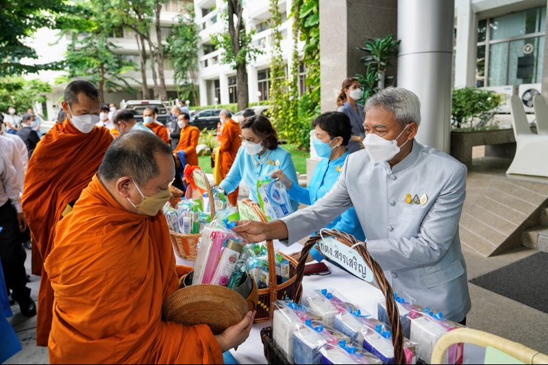 พิธีทำบุญตักบาตรข้าวสารอาหารแห้ง คณะสงฆ์จากวัดบรมนิวาสราชวรวิหาร เนื่องในโอกาสมหามงคลเฉลิมพระชนมพรรษา 90 พรรษา 12 สิงหาคม 2565 ณ