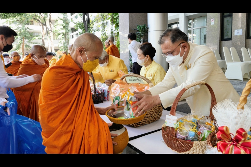 พิธีทำบุญตักบาตรข้าวสารอาหารแห้ง คณะสงฆ์จากวัดราชคฤห์วรวิหาร พระอารามหลวง เพื่อน้อมอุทิศถวายเป็นพระราชกุศลแด่ พระบาทสมเด็จพระบร