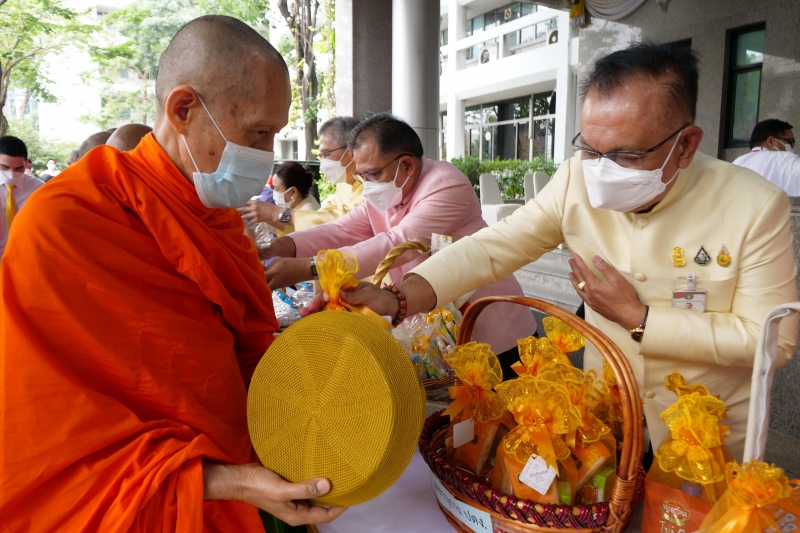 พิธีทำบุญตักบาตรข้าวสารอาหารแห้ง คณะสงฆ์จากวัดระฆังโฆสิตารามวรมหาวิหาร พระอารามหลวง เนื่องในเทศกาลขึ้นปีใหม่ พุทธศักราช 2566