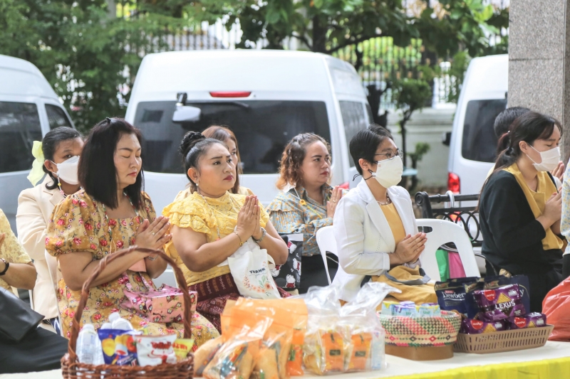 ทำบุญตักบาตร