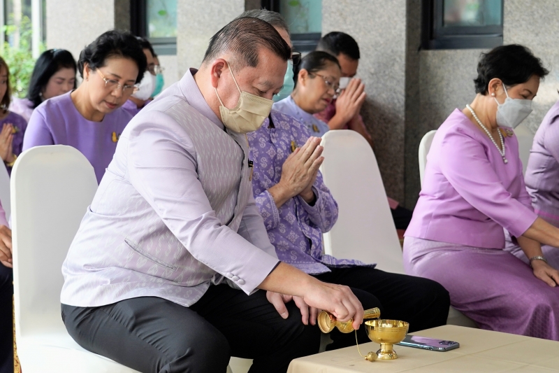 พิธีสวดพระพุทธมนต์และทำบุญตักบาตร 
