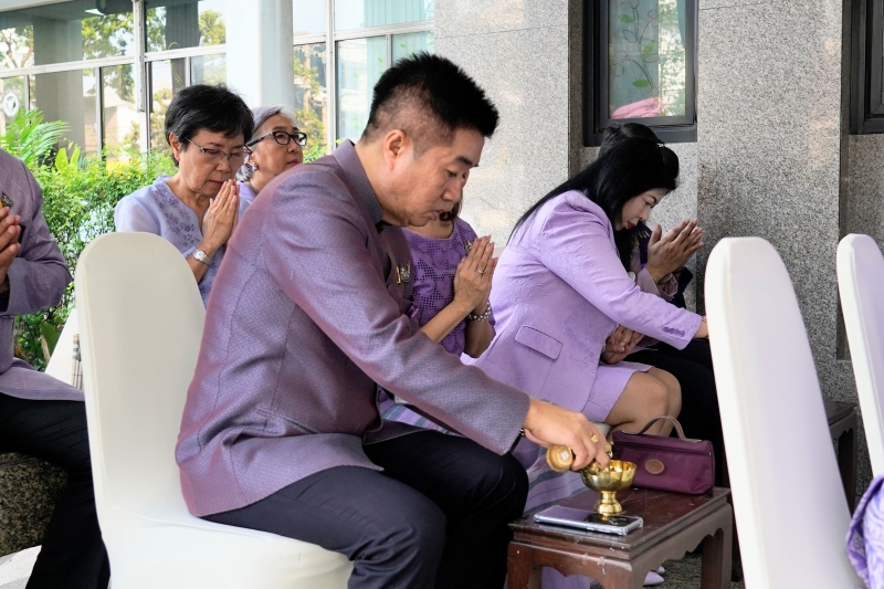 พิธีเจริญพระพุทธมนต์และทำบุญตักบาตร 