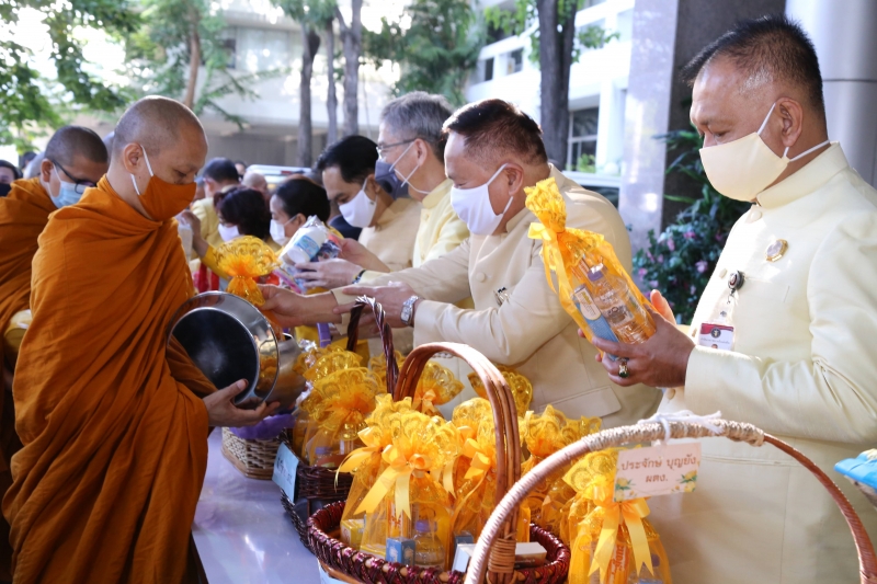 พิธีทำบุญตักบาตรข้าวสารอาหารแห้ง คณะสงฆ์จำนวน 9 รูป จากวัดโสมนัสราชวรวิหาร พระอารามหลวง เพื่อน้อมอุทิศถวายเป็นพระราชกุศลแด่พระบา