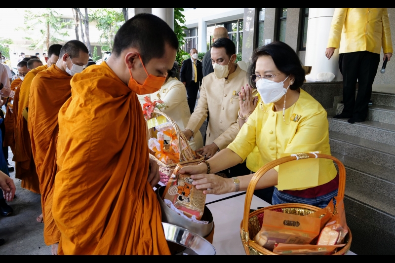 พิธีทำบุญตักบาตรข้าวสารอาหารแห้ง คณะสงฆ์จากวัดพระราม 9 กาญจนาภิเษก พระอารามหลวง