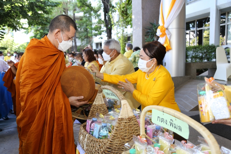 พิธีเจริญพระพุทธมนต์และทำบุญตักบาตร 