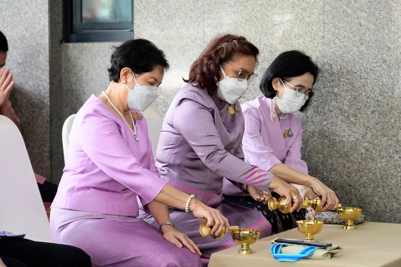 พิธีสวดพระพุทธมนต์และทำบุญตักบาตร 