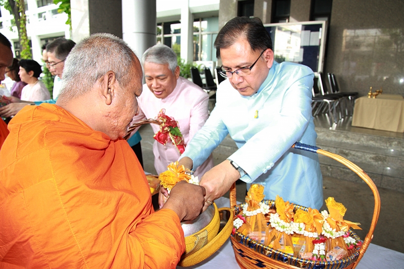 พิธีทำบุญตักบาตรข้าวสารอาหารแห้ง เดือนกุมภาพันธ์