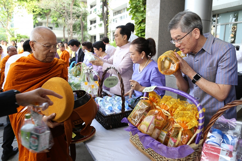 พิธีทำบุญตักบาตรข้าวสารอาหารแห้ง เดือนเมษายน 2562