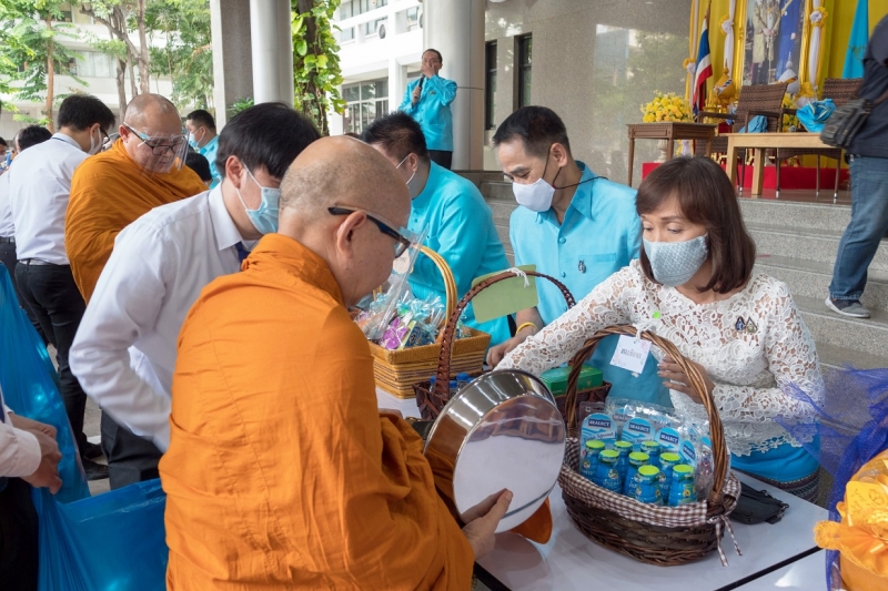 พิธีทำบุญตักบาตรข้าวสารอาหารแห้ง คณะสงฆ์จำนวน 9 รูป จากวัดเทพธิดารามวรวิหาร พระอารามหลวง เพื่อน้อมถวายเป็นพระราชกุศลและถวายพระพร