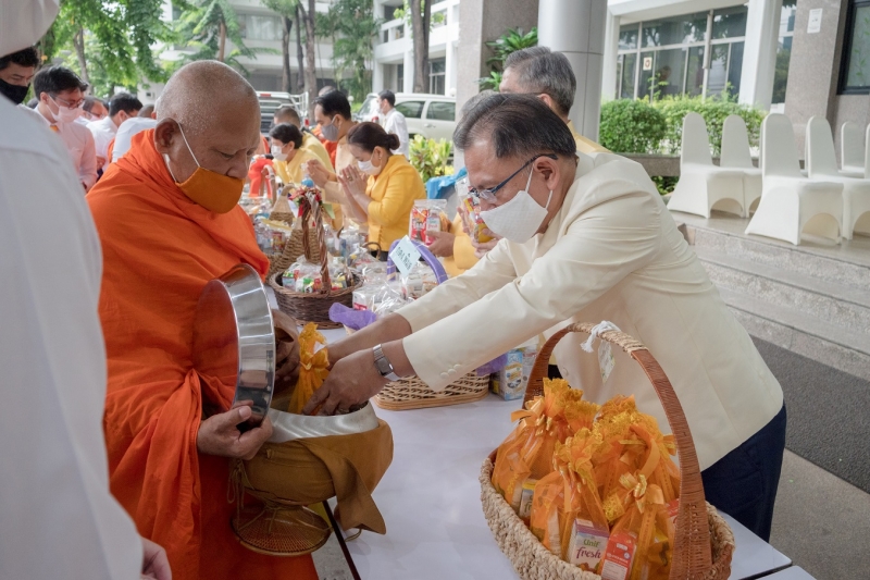 พิธีทำบุญตักบาตรข้าวสารอาหารแห้ง คณะสงฆ์จากวัดระฆังโฆสิตารามวรมหาวิหาร พระอารามหลวง เพื่อน้อมอุทิศถวายเป็นพระราชกุศลแด่พระบาทสมเ