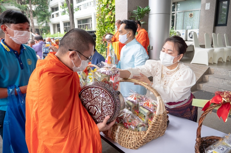 พิธีทำบุญตักบาตรข้าวสารอาหารแห้ง คณะสงฆ์จากวัดอินทรวิหาร พระอารามหลวง