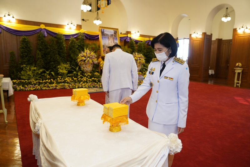 ลงนามถวายพระพรพระบาทสมเด็จพระเจ้าอยู่หัว และสมเด็จพระนางเจ้าฯ พระบรมราชินี เนื่องในโอกาสวันขึ้นปีใหม่ พุทธศักราช 2564