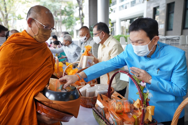 พิธีทำบุญตักบาตรข้าวสารอาหารแห้ง คณะสงฆ์จากวัดพระราม 9 กาญจนาภิเษก พระอารามหลวง