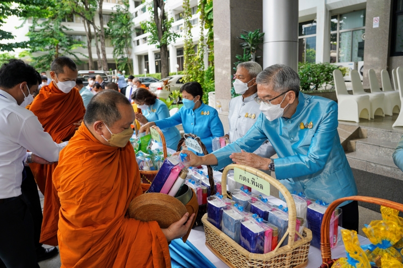 พิธีทำบุญตักบาตรข้าวสารอาหารแห้ง คณะสงฆ์จากวัดบรมนิวาสราชวรวิหาร เนื่องในโอกาสมหามงคลเฉลิมพระชนมพรรษา 90 พรรษา 12 สิงหาคม 2565 ณ