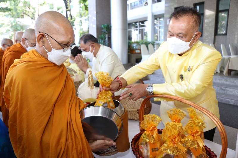พิธีทำบุญตักบาตรข้าวสารอาหารแห้ง คณะสงฆ์จากวัดราชคฤห์วรวิหาร พระอารามหลวง เพื่อน้อมอุทิศถวายเป็นพระราชกุศลแด่ พระบาทสมเด็จพระบร