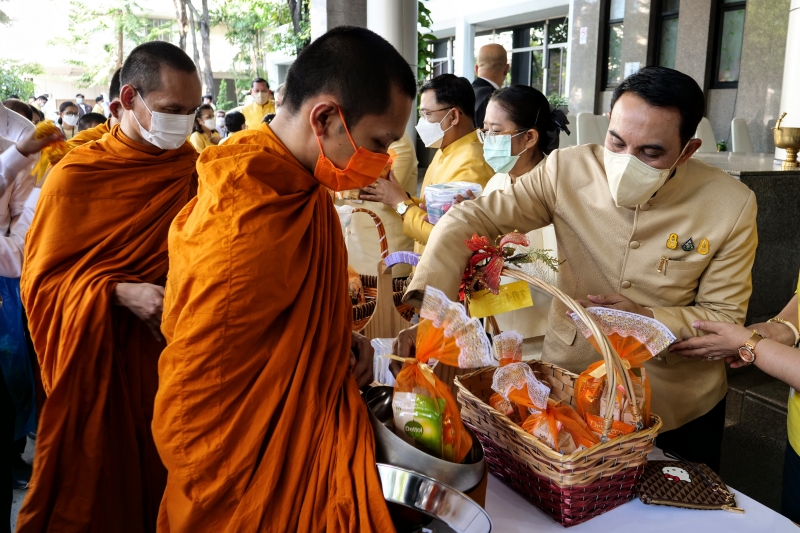 พิธีทำบุญตักบาตรข้าวสารอาหารแห้ง คณะสงฆ์จากวัดพระราม 9 กาญจนาภิเษก พระอารามหลวง