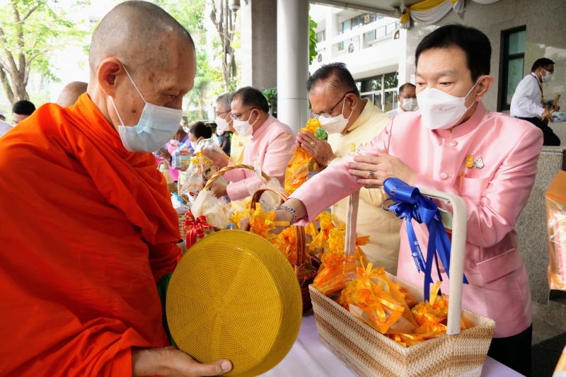 พิธีทำบุญตักบาตรข้าวสารอาหารแห้ง คณะสงฆ์จากวัดระฆังโฆสิตารามวรมหาวิหาร พระอารามหลวง เนื่องในเทศกาลขึ้นปีใหม่ พุทธศักราช 2566