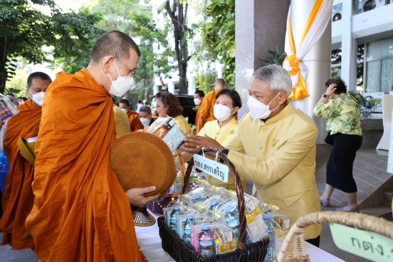 พิธีเจริญพระพุทธมนต์และทำบุญตักบาตร 