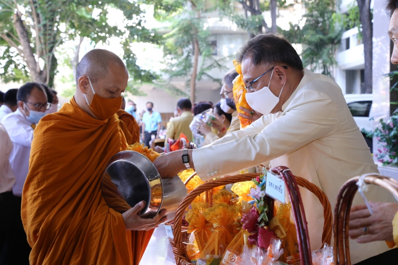 พิธีทำบุญตักบาตรข้าวสารอาหารแห้ง คณะสงฆ์จำนวน 9 รูป จากวัดโสมนัสราชวรวิหาร พระอารามหลวง เพื่อน้อมอุทิศถวายเป็นพระราชกุศลแด่พระบา
