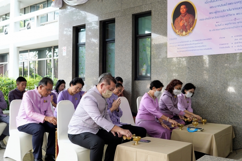 พิธีสวดพระพุทธมนต์และทำบุญตักบาตร 