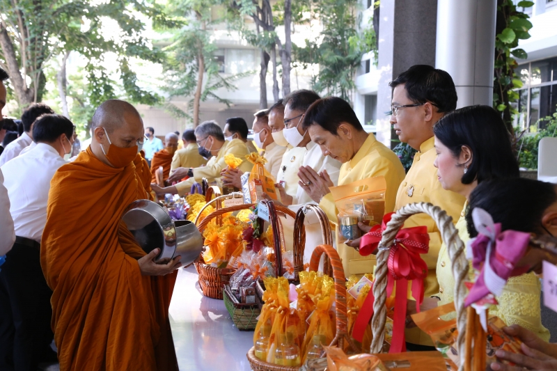 พิธีทำบุญตักบาตรข้าวสารอาหารแห้ง คณะสงฆ์จำนวน 9 รูป จากวัดโสมนัสราชวรวิหาร พระอารามหลวง เพื่อน้อมอุทิศถวายเป็นพระราชกุศลแด่พระบา