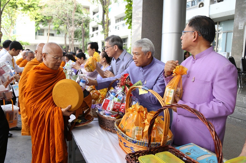 พิธีทำบุญตักบาตรข้าวสารอาหารแห้ง เดือนเมษายน 2562