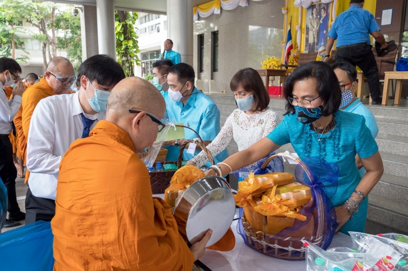 พิธีทำบุญตักบาตรข้าวสารอาหารแห้ง คณะสงฆ์จำนวน 9 รูป จากวัดเทพธิดารามวรวิหาร พระอารามหลวง เพื่อน้อมถวายเป็นพระราชกุศลและถวายพระพร