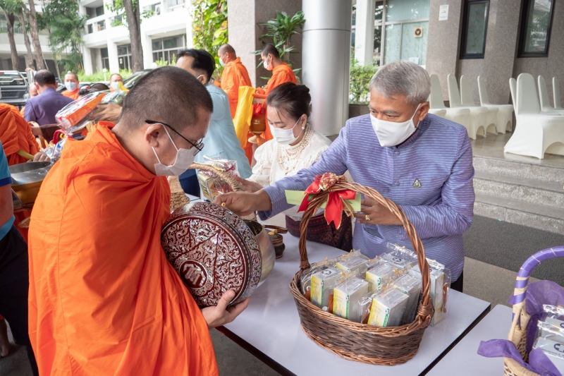 พิธีทำบุญตักบาตรข้าวสารอาหารแห้ง คณะสงฆ์จากวัดอินทรวิหาร พระอารามหลวง